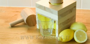 lemonsqueezer2-300x147 Strength Lemon Squeezer: Spremiagrumi alternativo